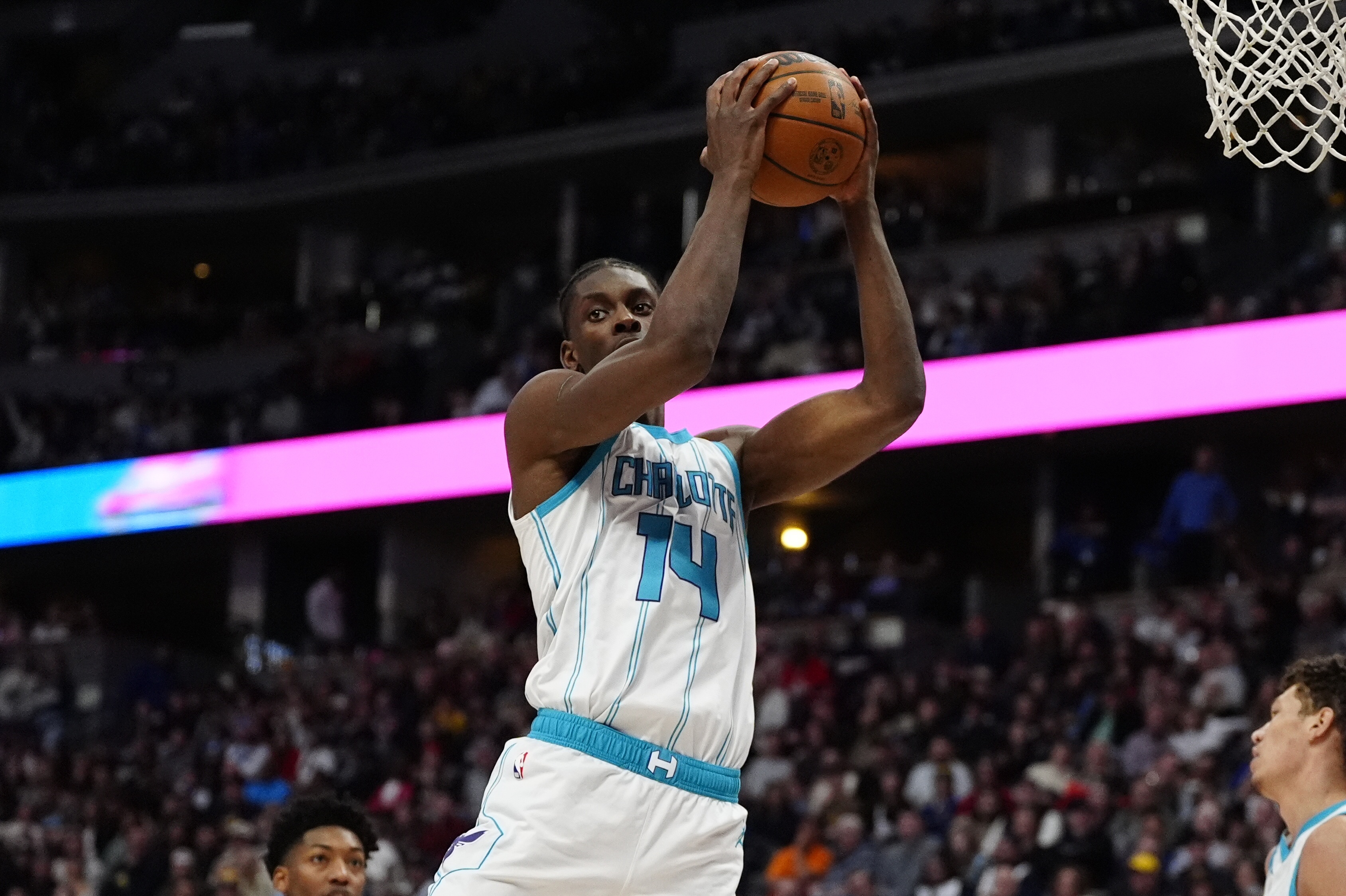 开云注册入口-黄雀在后！米切尔速推反击上篮 迪亚巴特奋力追防送钉板大帽