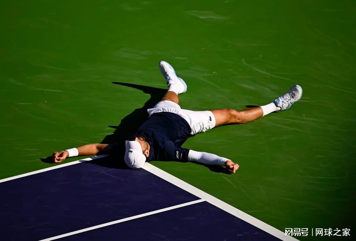 开云登录-德约科维奇比赛中途呕吐，印第安维尔斯酷热天气引发惊险一幕